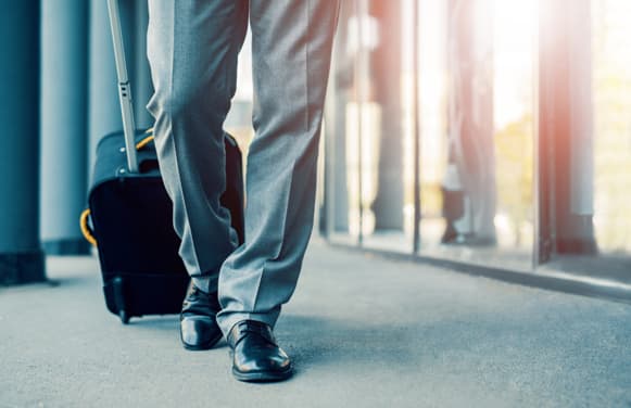 8 Important Things You Need to Carry When Traveling for Business